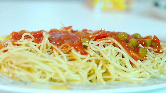 往意大利面上淋上番茄沙司视频素材