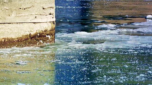 冬天结冰的河和冰山视频素材