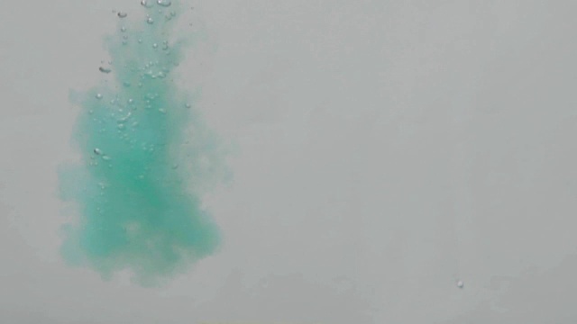 彩色墨水滴在水里视频素材
