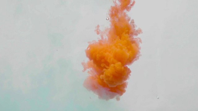 两种颜色的墨水滴在水里视频素材