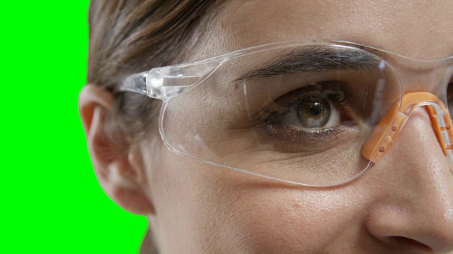 在绿色屏幕前戴着未来主义眼镜的女人视频下载
