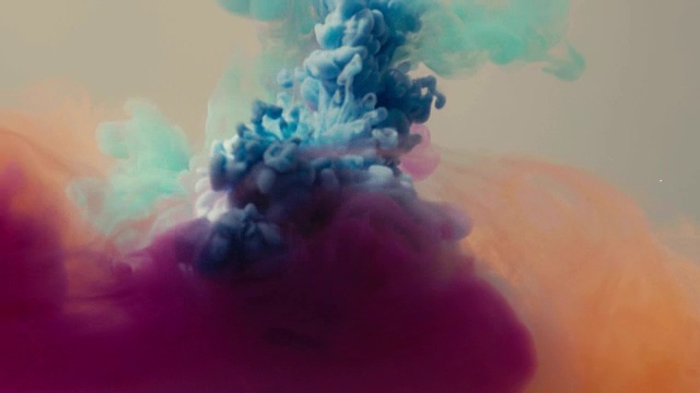 四种颜色的墨水滴在水里视频素材