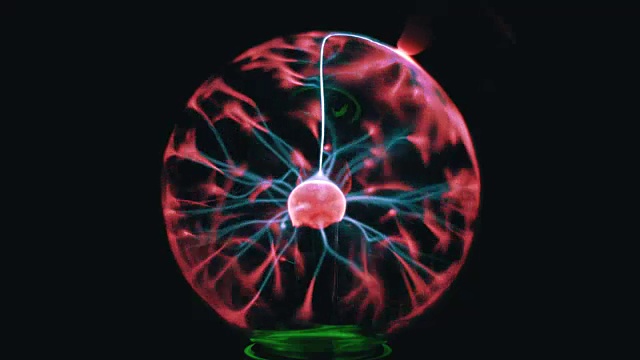 等离子球与移动的能量射线内部在黑色背景。特写镜头视频素材