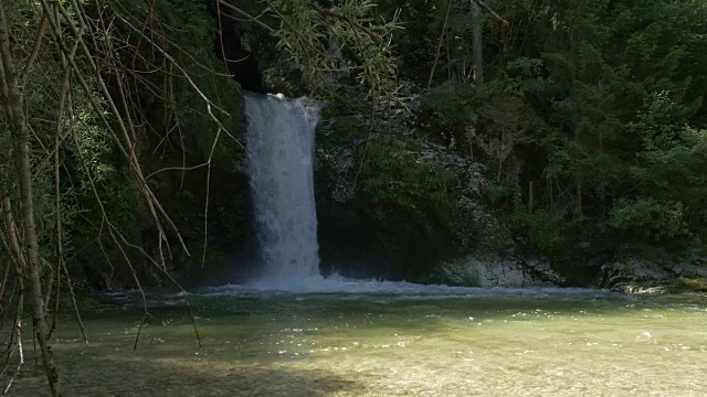 慢镜头:男子划着皮划艇穿过汹涌的白水瀑布视频素材