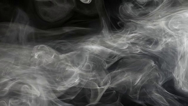 白色烟雾在黑色烟雾的前面视频素材