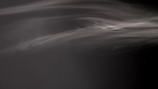白色烟雾在黑色烟雾的前面视频素材