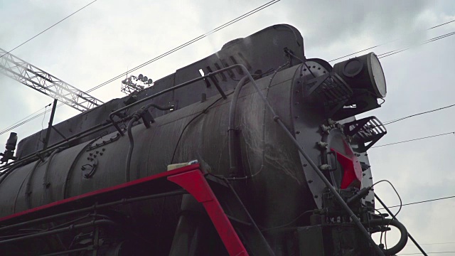 侧板上的蒸汽机车。概念-过去时代的象征，蒸汽的替代能源视频下载