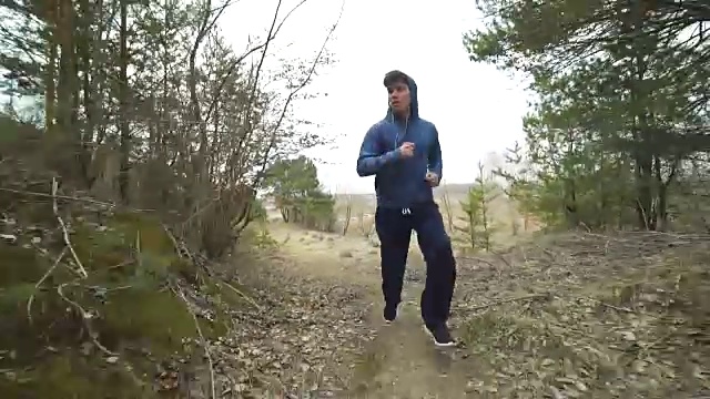 英俊的运动员早晨在大自然中跑步视频素材