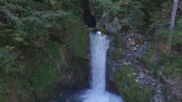 航拍:极限专业皮划艇选手在美丽的峡谷中奔跑白水瀑布视频素材