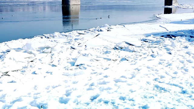 冬天结冰的河和冰山视频素材