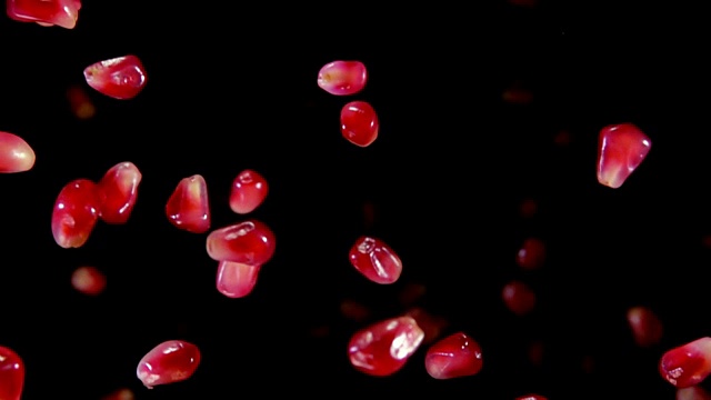 成熟的石榴石颗粒飞向镜头视频素材