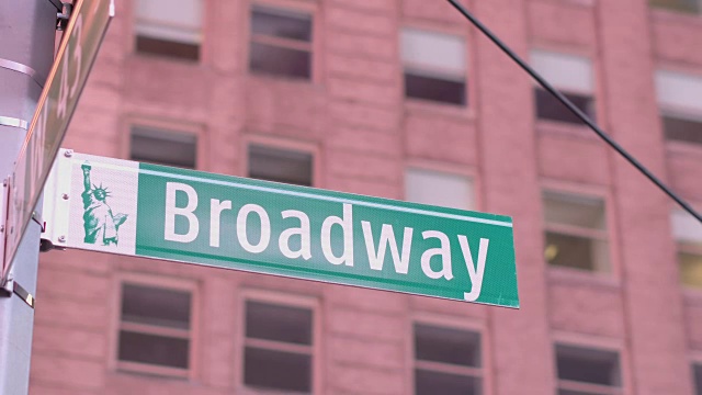 特写:著名的百老汇街标志在曼哈顿纽约金融区视频下载