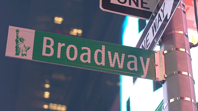 特写:城市标志和百老汇街道标志安装在时代广场的一根杆子上视频下载