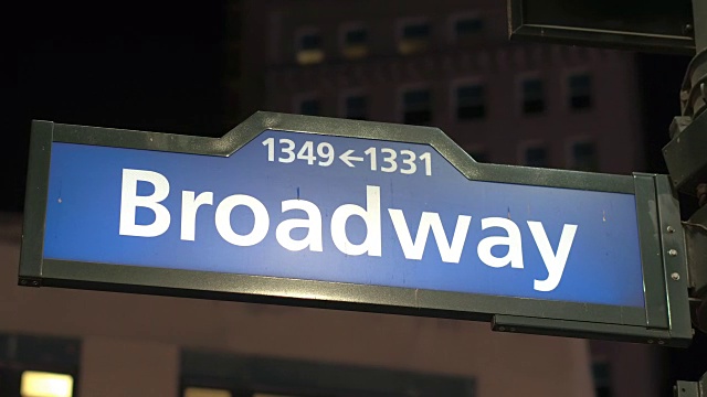 特写:在纽约街角有数字的蓝色百老汇道路标志视频下载