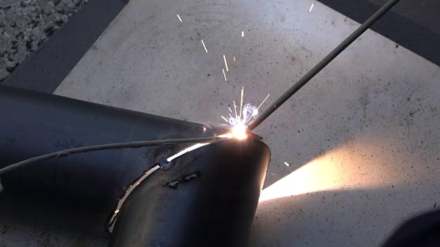 机械师焊接一块金属，动作缓慢视频下载