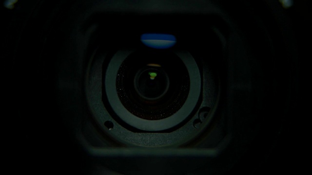 相机变焦。专业摄像机的特写镜头，镜头的变焦和缩小。视频素材