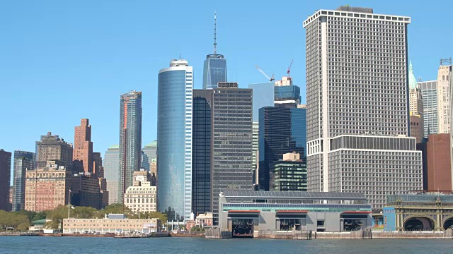 特写:曼哈顿市中心的史坦顿岛渡轮大楼，玻璃幕墙的摩天大楼视频下载