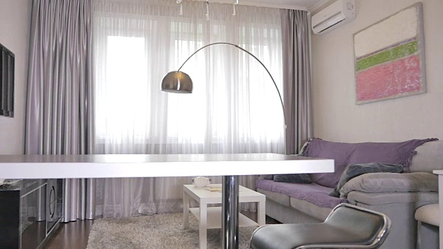 漂亮的客厅和一个舒适的沙发视频素材