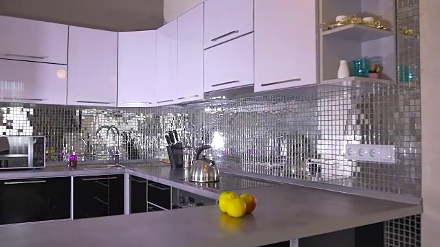 现代厨房明亮的内部视频素材