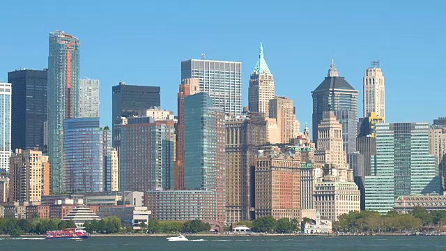 南湾和下曼哈顿纽约城市天际线从水面上的观点视频下载
