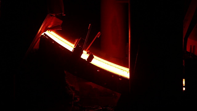 在钢铁厂铸造钢材视频下载