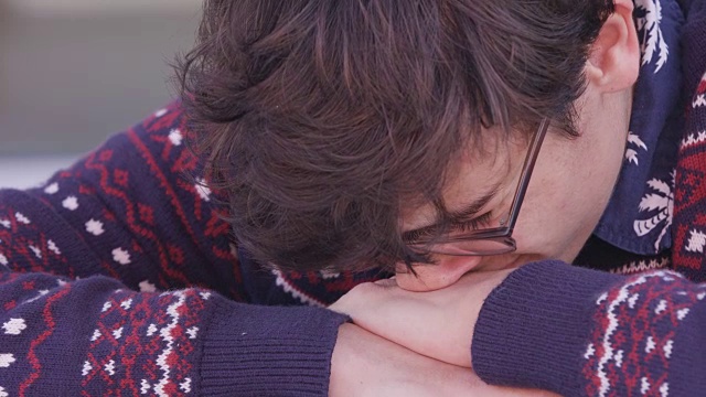 抑郁悲伤的青少年哭泣视频素材