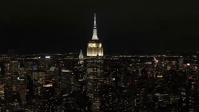 空中直升机拍摄:神奇的夏夜曼哈顿市中心的天际线城市灯光视频素材