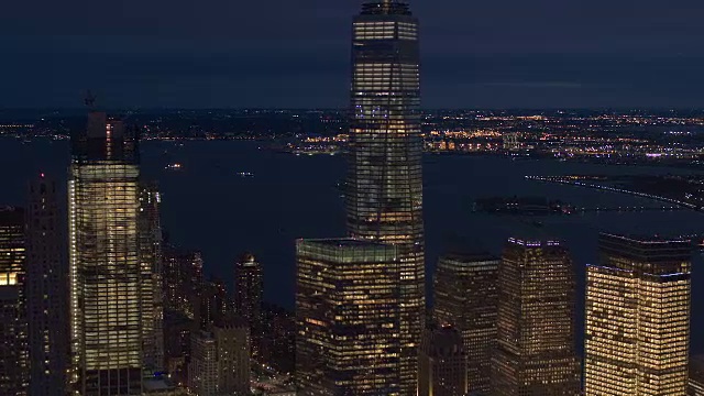 航拍:日落后的纽约曼哈顿下城标志性摩天大楼天际线视频素材