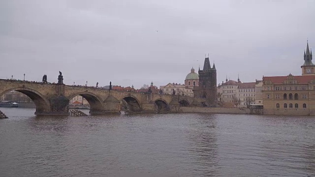 布拉格伏尔塔瓦河上著名的查理大桥视频下载