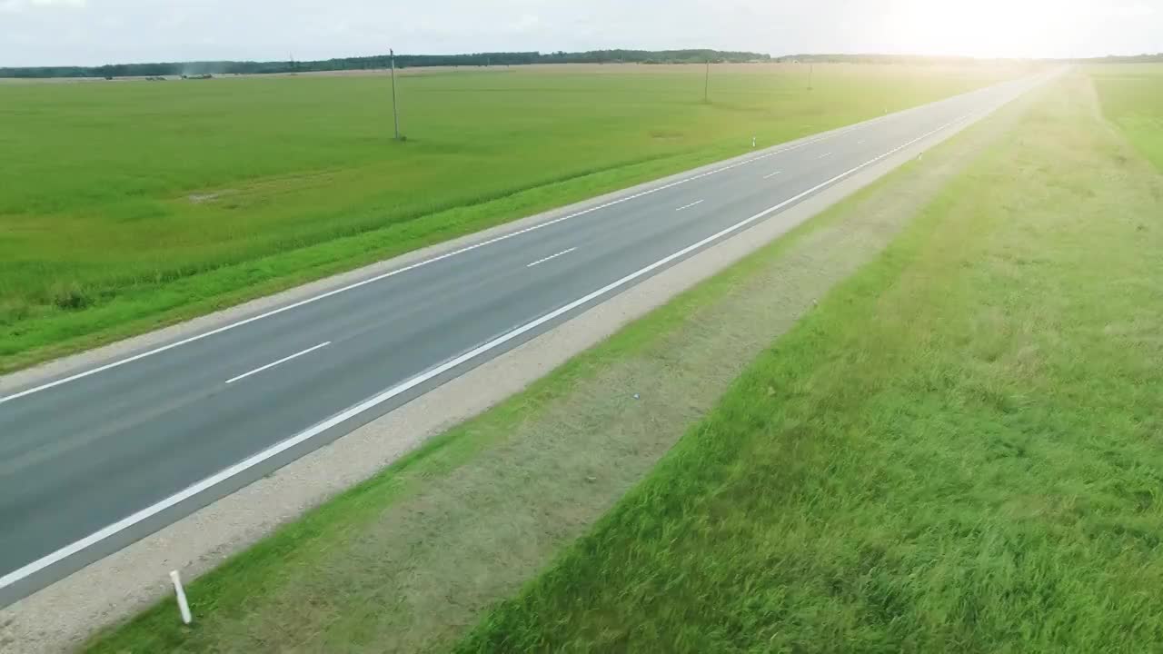 航拍的一个风景如画的公路和卡车行驶在上面。视频下载