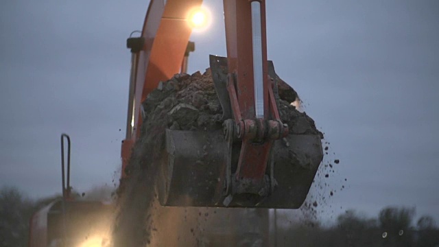 挖掘机在夜间运输地面视频素材
