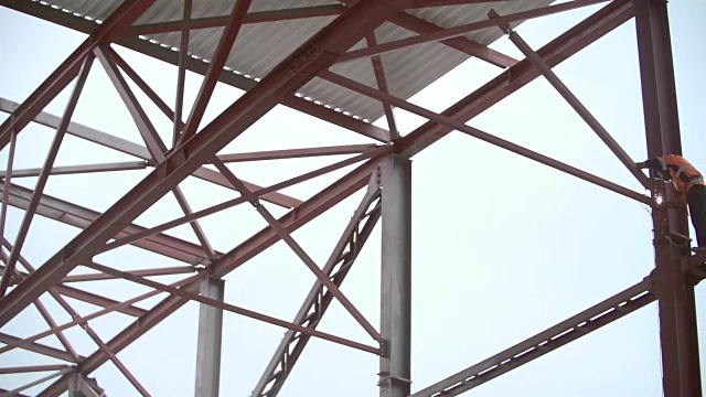 工业工人在建筑工地高处焊接视频素材