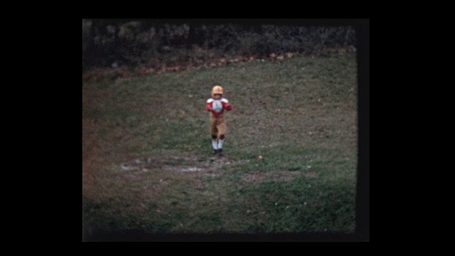 穿着足球制服的小男孩踢足球视频素材