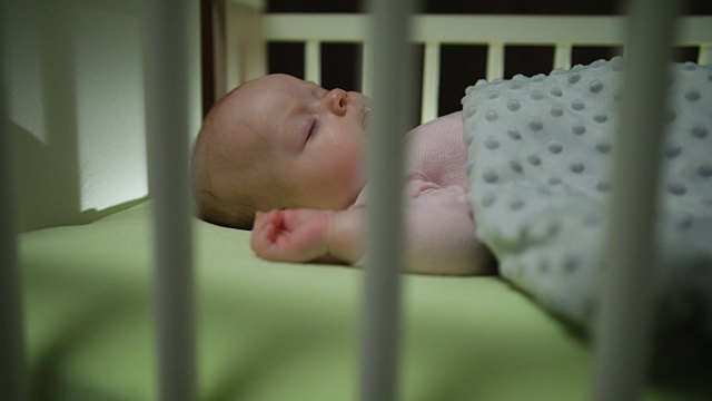 侧视图的睡眠新生儿多莉拍摄近距离视频下载