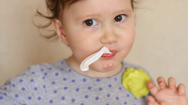有趣的孩子用勺子吃东西视频下载