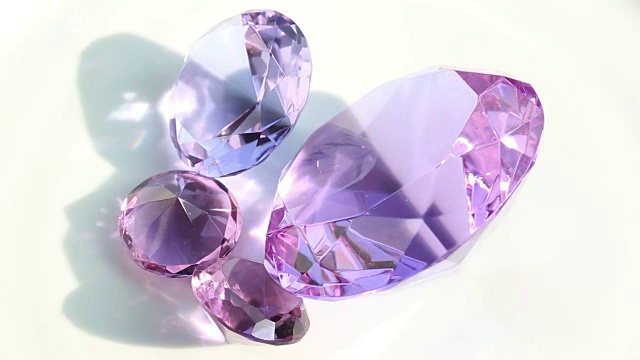 旋转的盘子上有几颗粉色闪亮的钻石视频下载