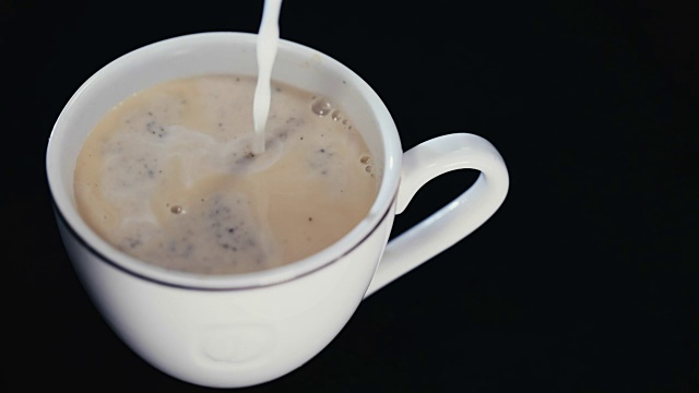 牛奶倒进一杯咖啡视频素材