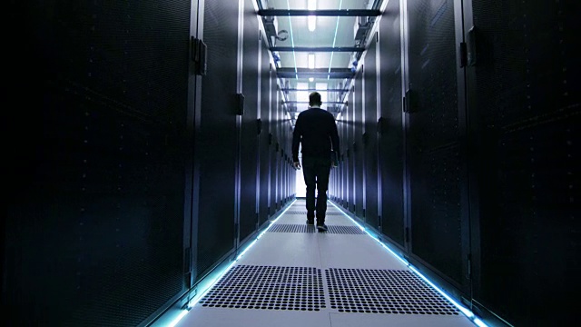 以下是IT工程师与一排排机架服务器穿过数据中心走廊的照片。视频购买