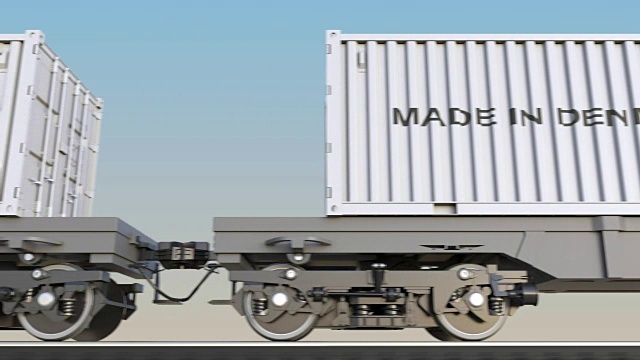 移动标有“丹麦制造”标题的货运列车和集装箱。铁路运输。无缝循环全高清剪辑视频下载