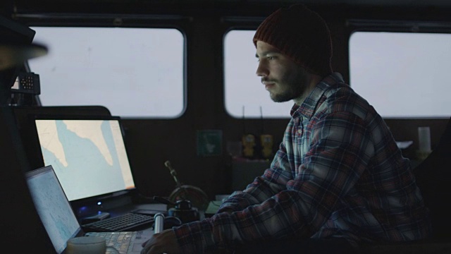 船长周围的监视器和屏幕与海图领航员商业渔船。视频素材