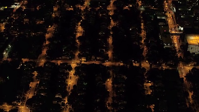空中的郊区-城市街道网格在纽约市的夜晚被灯光照亮视频素材