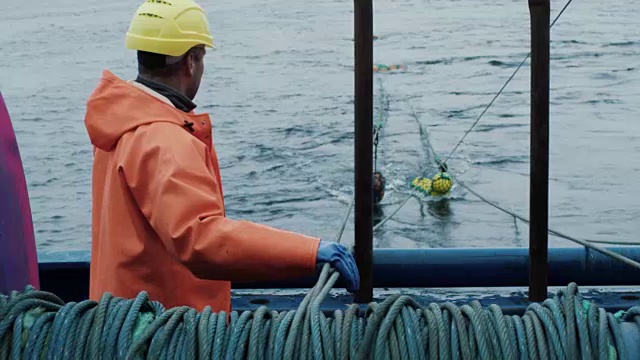 渔民在拖拖网的商业渔船上工作视频素材
