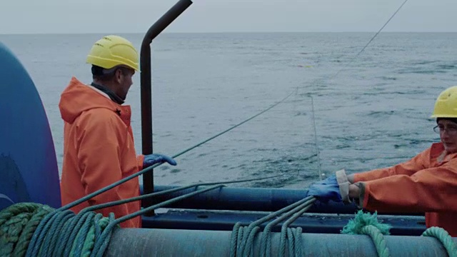 渔民在拖拖网的商业渔船上工作视频素材