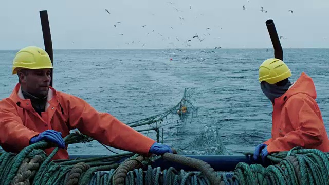渔民在商业渔船上拖网捕鱼视频素材