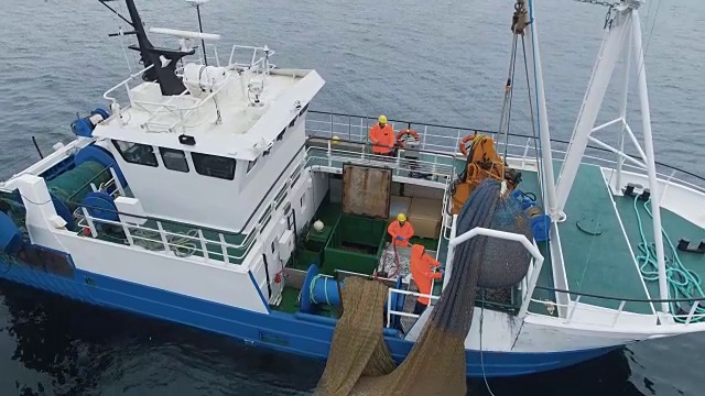 航拍一艘商业船在海上用拖网捕鱼。视频素材