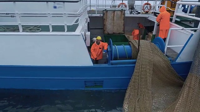 在海上用拖网捕鱼的商业船放大。视频素材