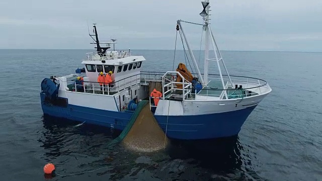 飞绕商业渔船与拖网满鱼视频素材