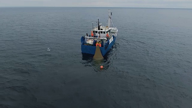 飞绕商业渔船与拖网满鱼视频素材
