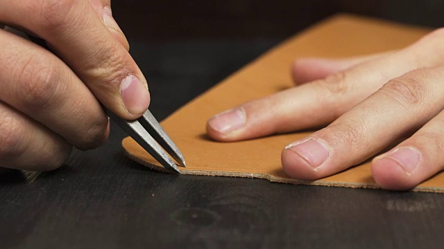 工匠用皮革制作的手视频下载