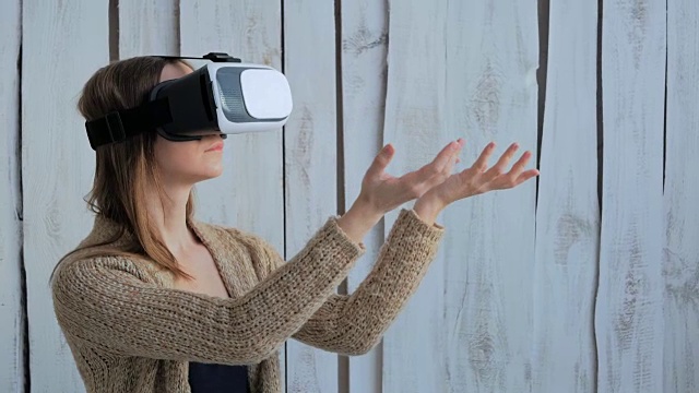 年轻女子使用虚拟现实眼镜视频素材